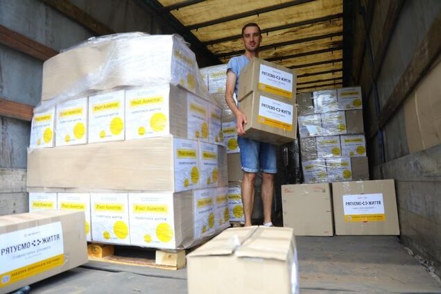 Переселенці у столичному центрі 'Я — Маріуполь' отримали від Фонду Ріната Ахметова партію гігієнічних наборів