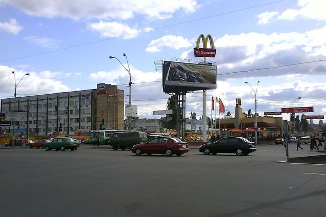 Площадь находится вблизи станции метро 'Почайна'