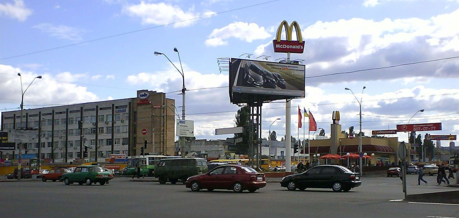 Площадь находится вблизи станции метро 'Почайна'