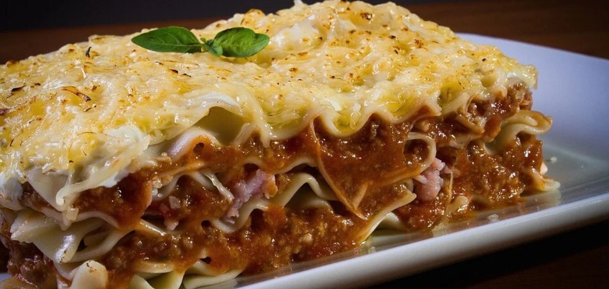 Лазанья з фаршем та соусом болоньєзе: класичний рецепт для обіду чи вечері