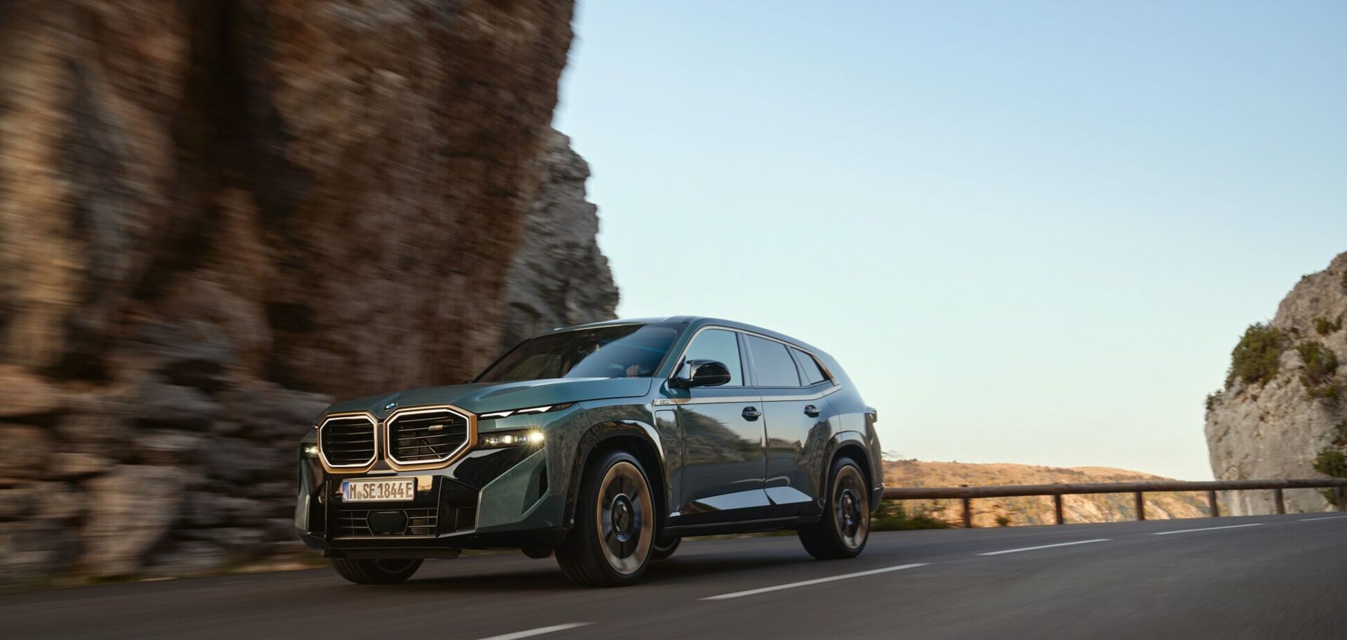 BMW представила самый мощный гибридный SUV