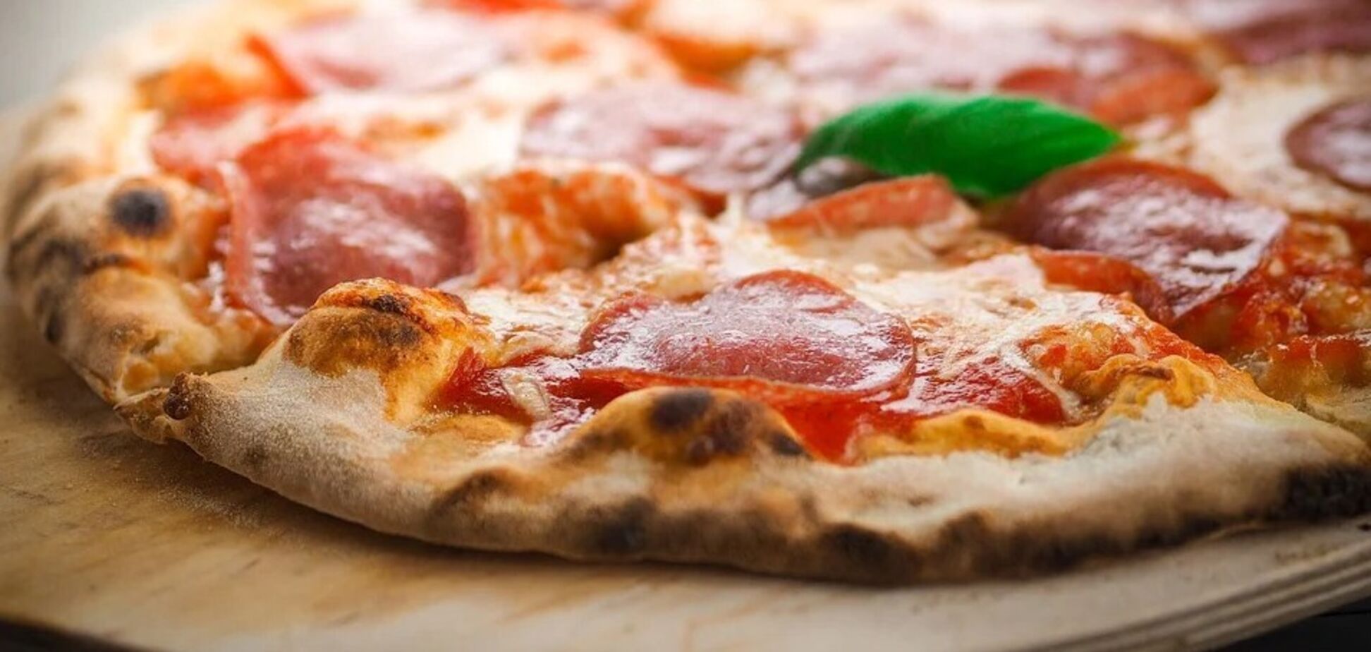 Тонкая и быстрая пицца на сковороде: без дрожжей и замеса теста