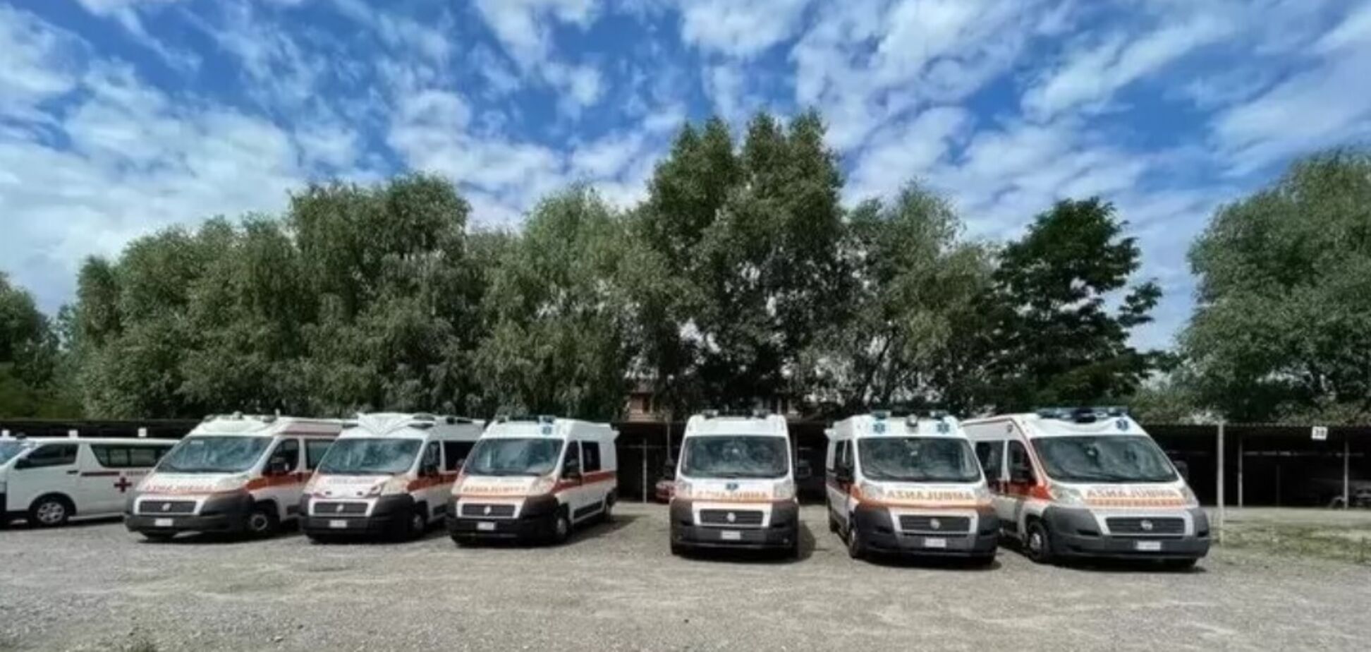 Фонд Новинского и УПЦ передали 101 машину скорой помощи общинам Украины
