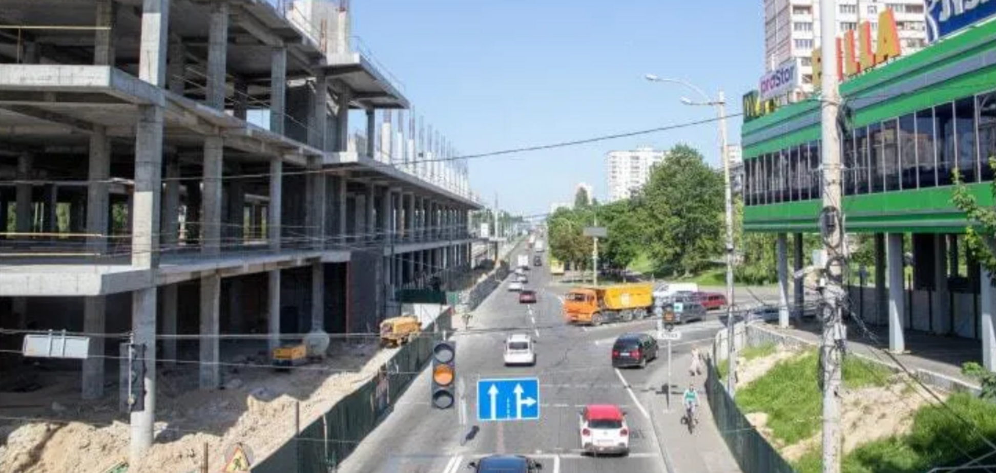 Киевляне требуют демонтировать скандальную недостройку на Борщаговке, мешающую проезду по проспекту