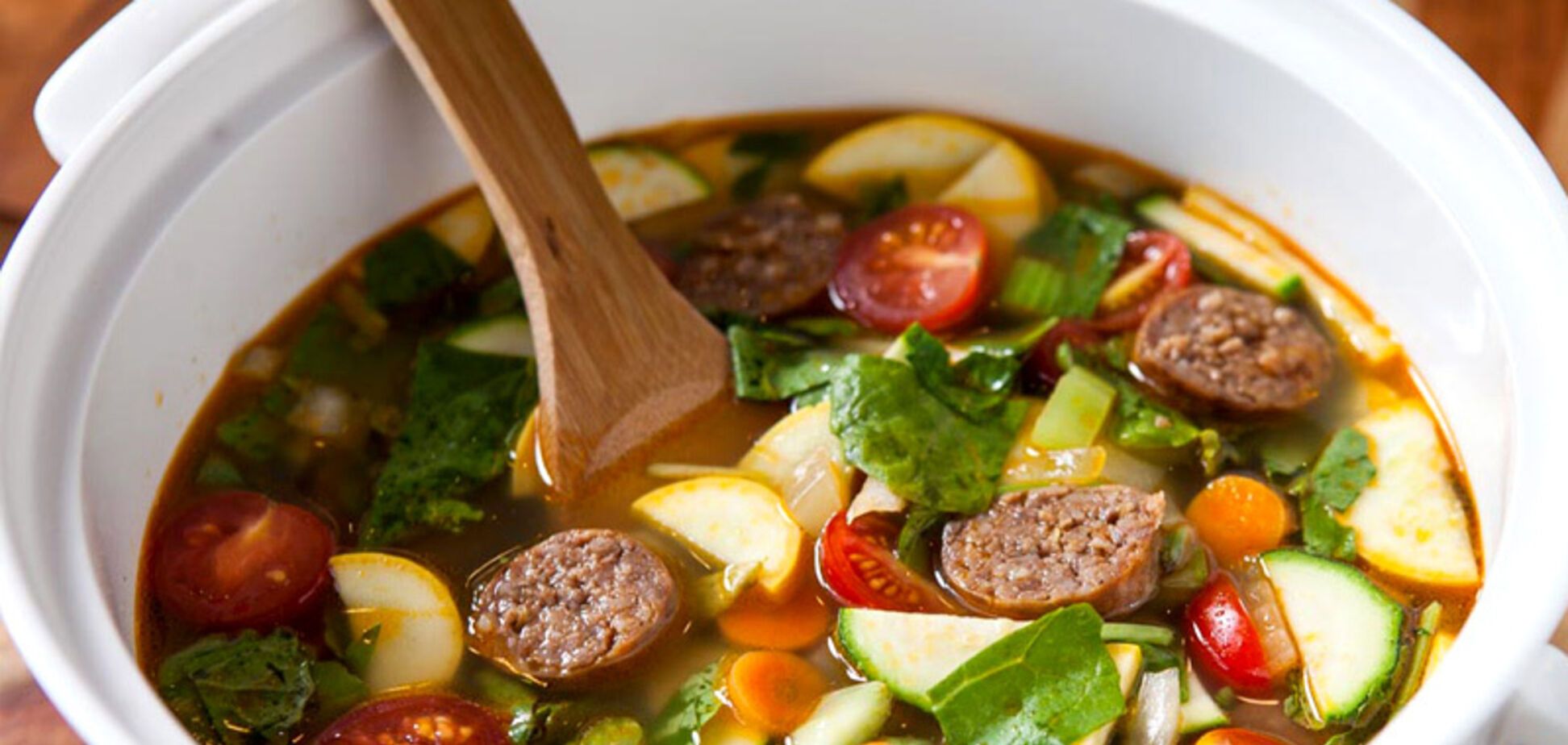 Простой и быстрый суп с охотничьими колбасками: рецепт для сытного обеда