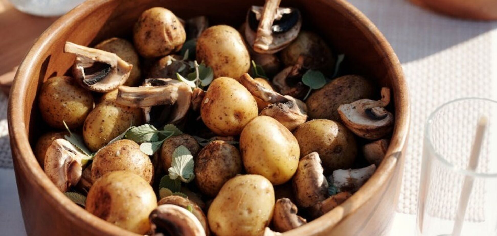Хрустящий жареный картофель с белыми грибами: рецепт идеального блюда