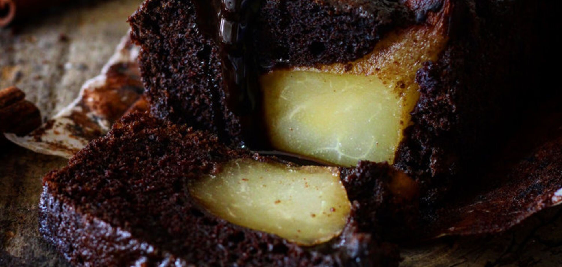 Який смачний десерт приготувати з грушами: знадобиться шоколад 