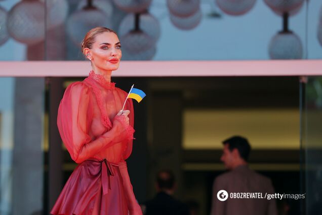 Відома модель Аліна Байкова вийшла на червону доріжку з прапором України і в 'закривавленій' прозорій сукні