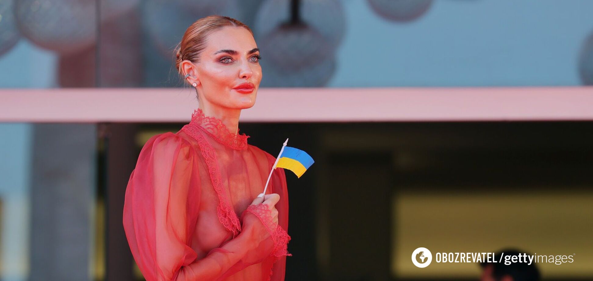 Известная модель Алина Байкова вышла на красную дорожку с флагом Украины и в 'окровавленном' прозрачном платье