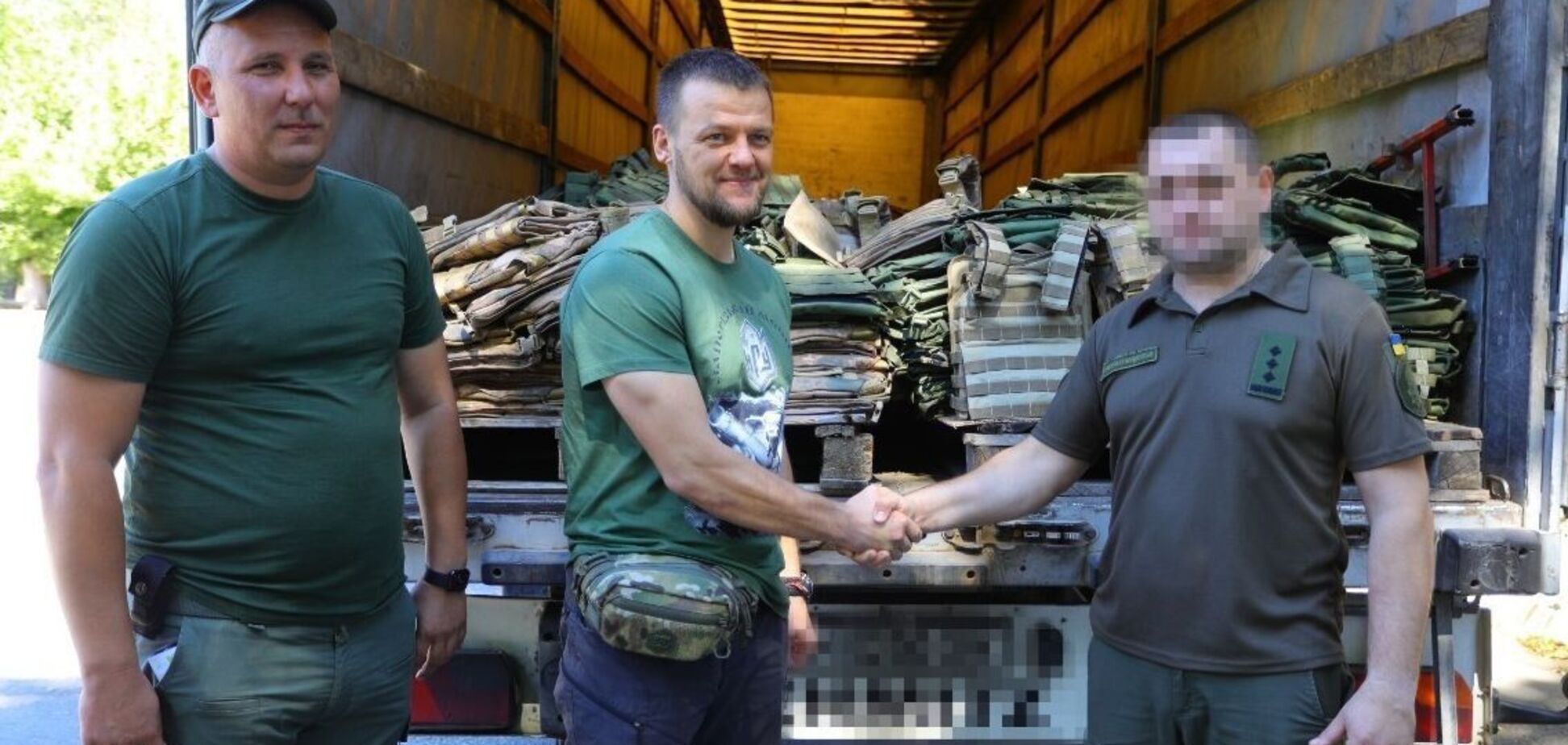 Нацгвардейцы на юге получили еще 1500 бронежилетов от Ахметова