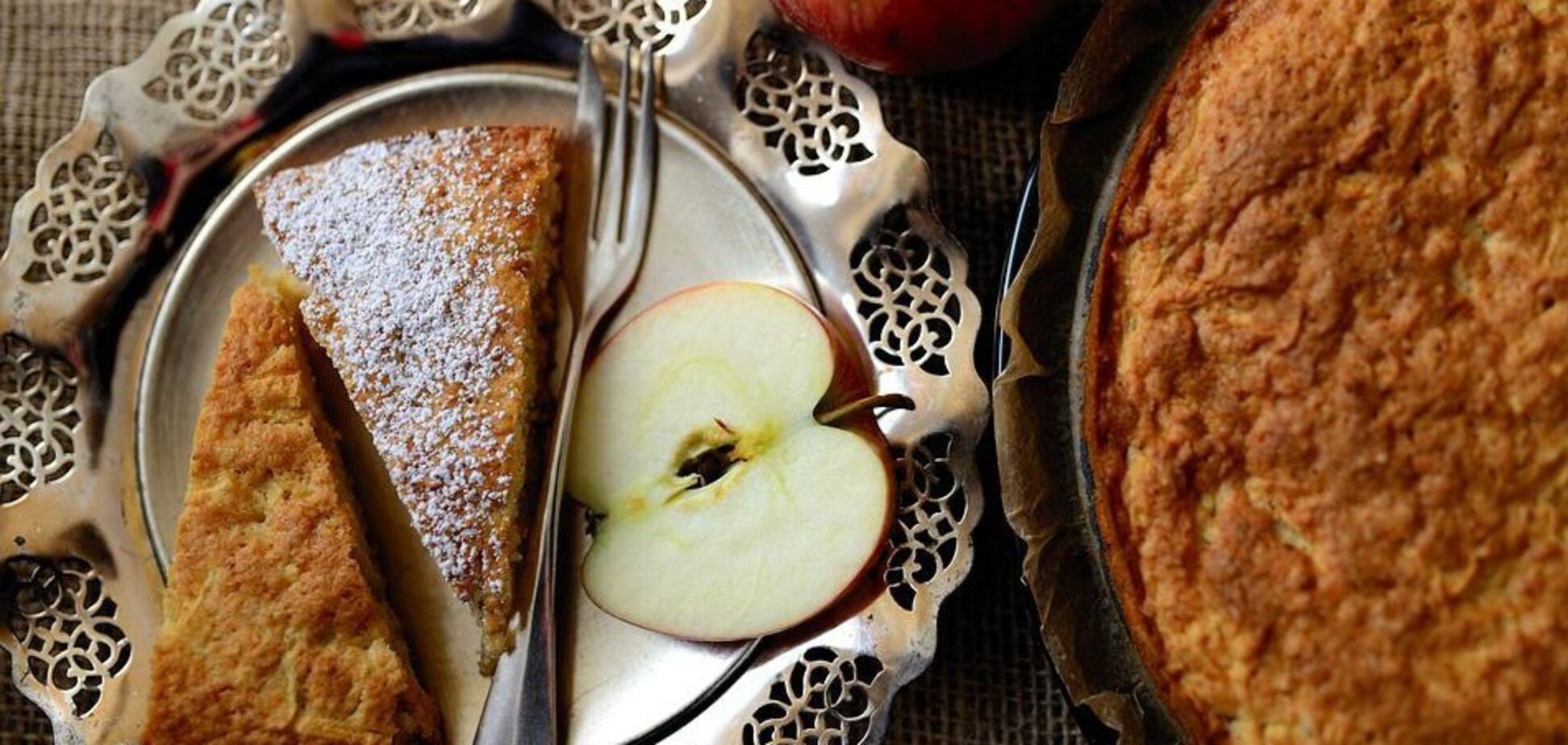 Зачем хранить выпечку в одной посуде с яблоками: полезный лайфхак