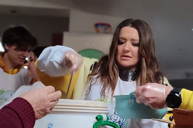 Наталья Могилевская встретилась с переселенцами в Днепре и накормила их горячим обедом