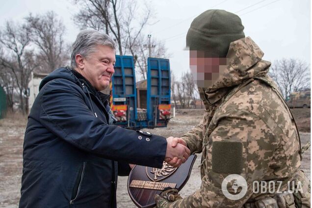 'Ребята там стоят бетонной стеной': Порошенко привез 79-й бригаде в Марьинку спецтехнику и банный комплекс. Фото