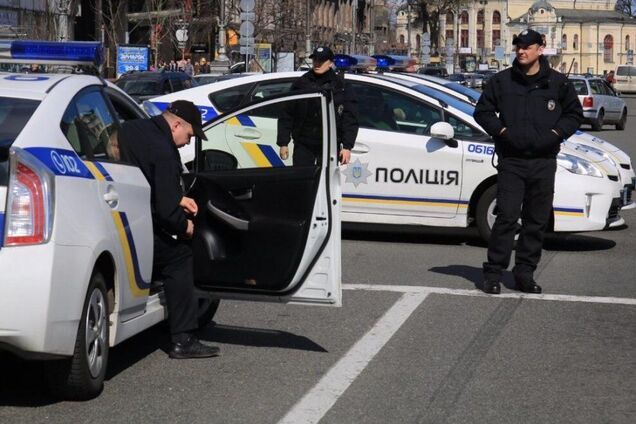 Патрульні врятували чоловіка та передали лікарям