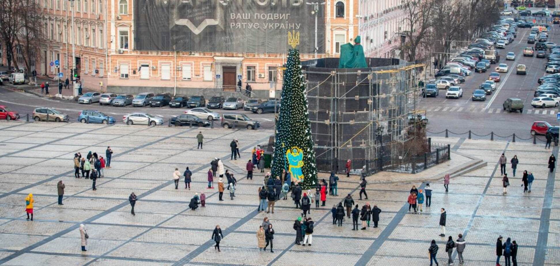 Елка установлена на Софийской площади