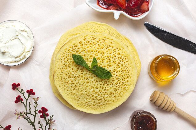 Повітряні марокканські млинці з начинкою: що додати в тісто, крім борошна