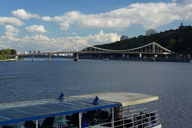 Сейчас на остров ведет Парковый мост