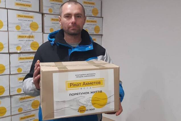 Маріупольці в Києві отримали майже 14 тисяч гумнаборів від Фонду Ахметова