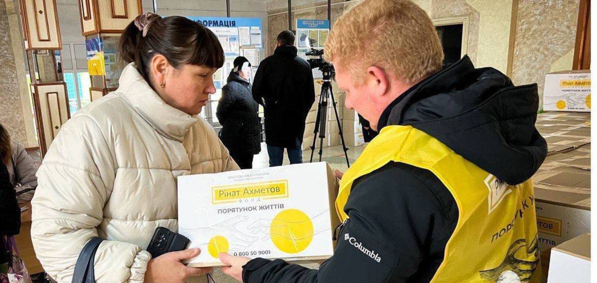 Мешканці будинку в Дніпрі, в який влучила ворожа ракета, отримали гуманітарну допомогу від Фонду Ахметова