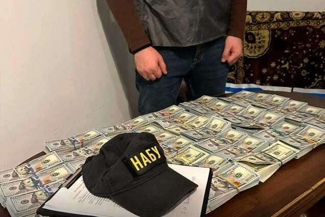 НАБУ показало взятку, изъятую у одного из руководителей правительства СН: Шмигаль молчит о задержании своего ближайшего доверенного лица