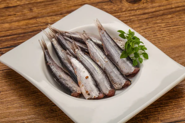 Як смачно засолити салаку в домашніх умовах: рецепт смачної та бюджетної риби