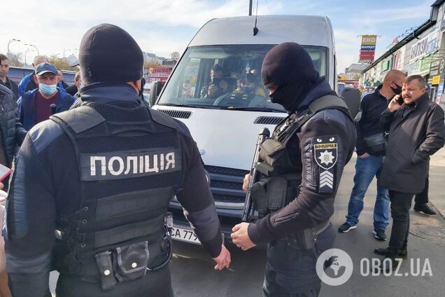 Полицейские провели обыски и задержали наркодельцов