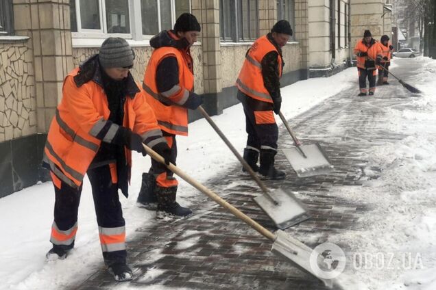 Протиожеледну обробку Києва виконують 127 одиниць спецтехніки, – Кличко