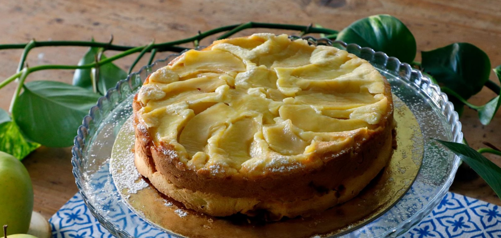 Пишний пиріг із яблуками та горіхами: кращий за шарлотку