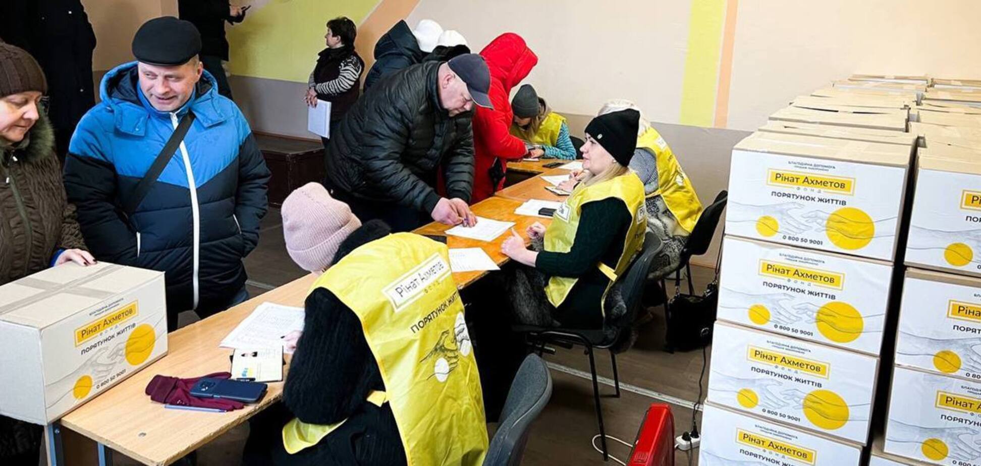 У Білозерське на Донеччині доставили 4 тисячі проднаборів від Фонду Ахметова