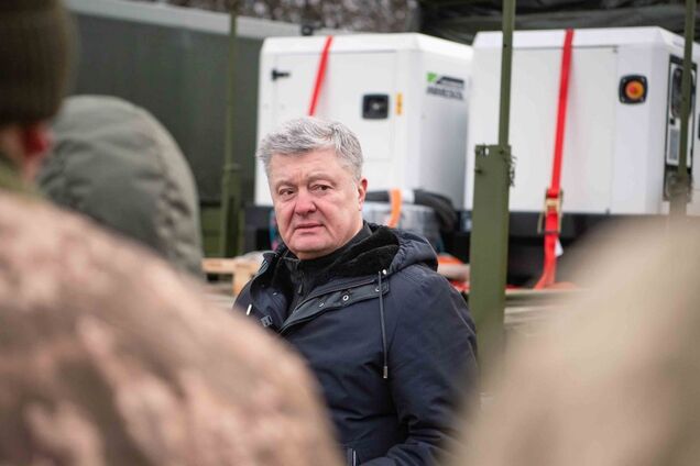 Треба першими завдати удару, щоб зламати хребет окупантам, – Порошенко зі східного фронту