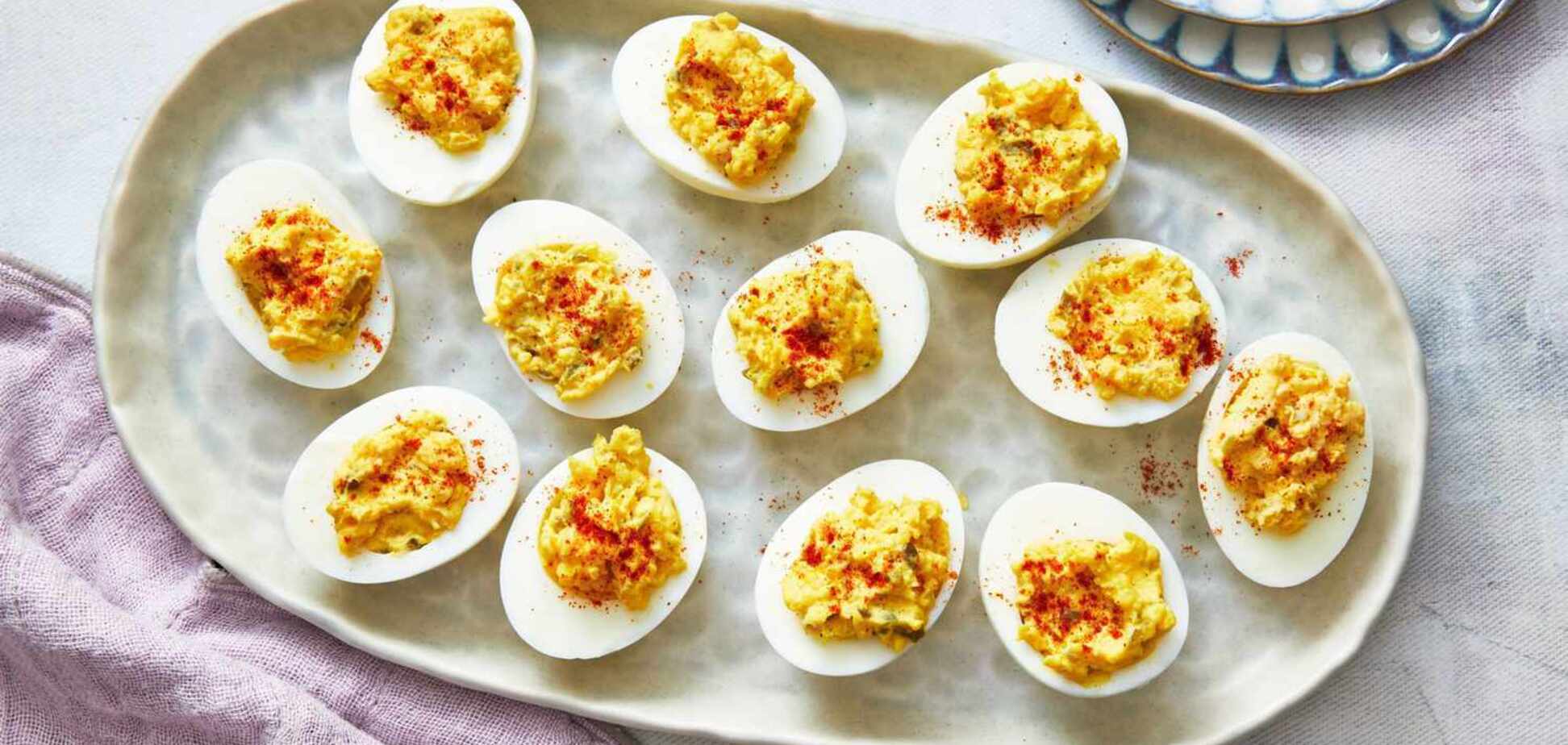 Чем вкусно нафаршировать яйца: идея закуски на Пасху