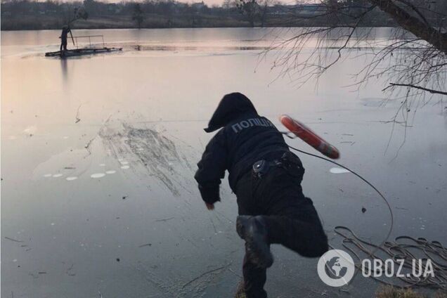 Поліцейській та рятувальники допомогли їм дістатись берега