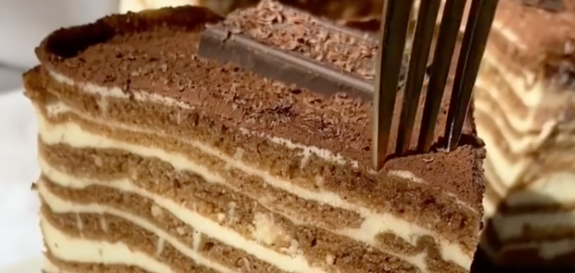 Тепер, коли у вас вже є готові курячі коржі та вершково-сирний крем, починайте збирати торт. Кожний корж потрібно змастити кремом та обмазати його зверху. Повторюйте цю процедуру для усіх коржів, доки не закінчаться. Завершіть торт за бажанням, прикрашаючи його шоколадом, шматочками горіха або свіжими ягодами.