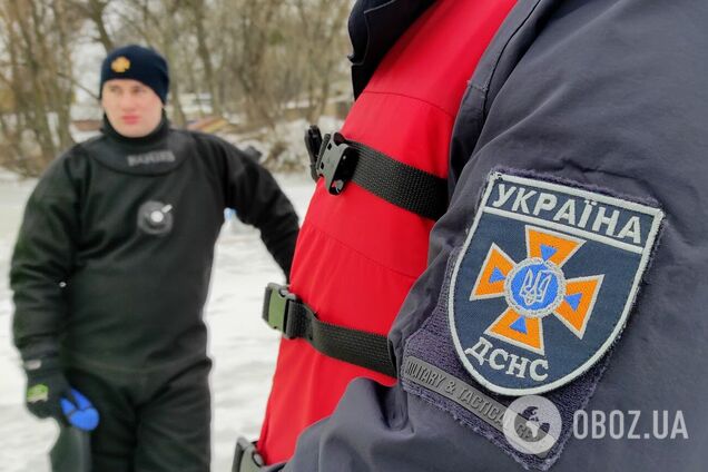 Рятувальники-водолази дістали тіло загиблого на берег