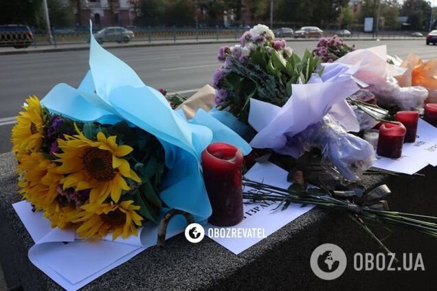 Украинцы покидают цветы и письма со словами поддержки у посольства