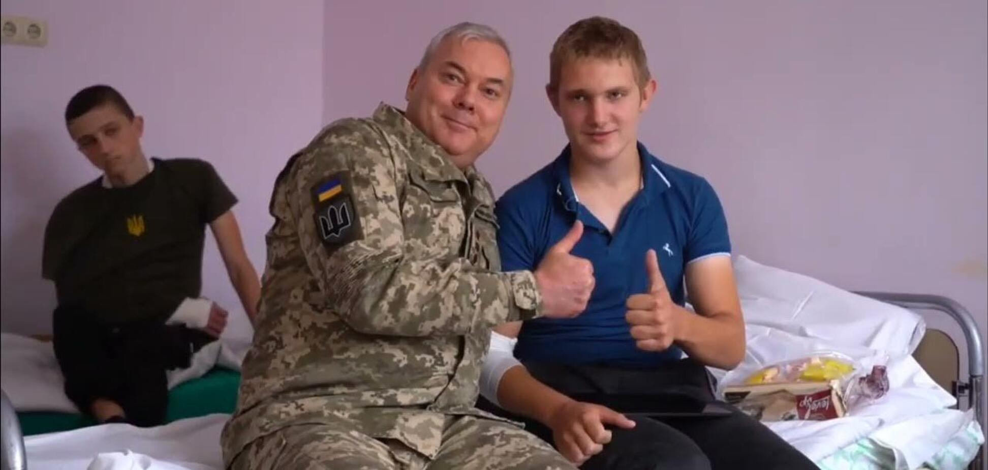 Наєв передав партію допомоги лікарні в Чернігові і відвідав хлопця, який постраждав внаслідок удару РФ. Відео