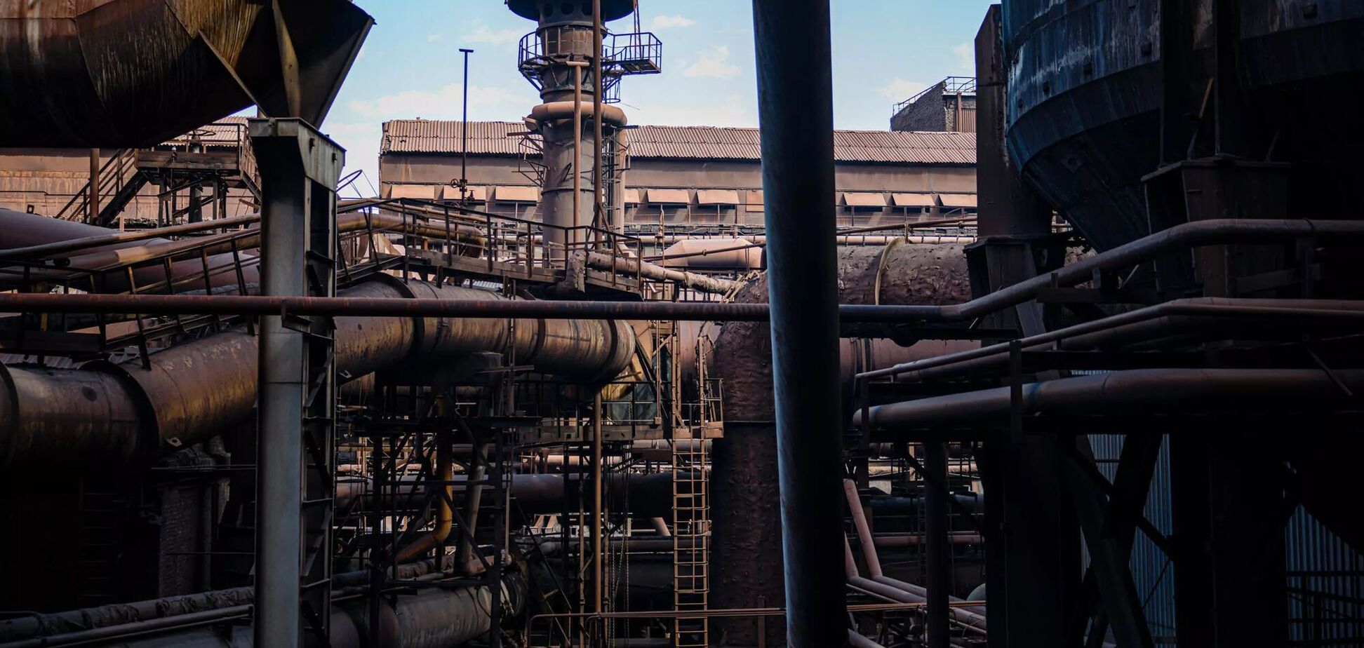 'Под постоянным прицелом': французская AFP рассказала о трудностях на металлургических заводах Украины