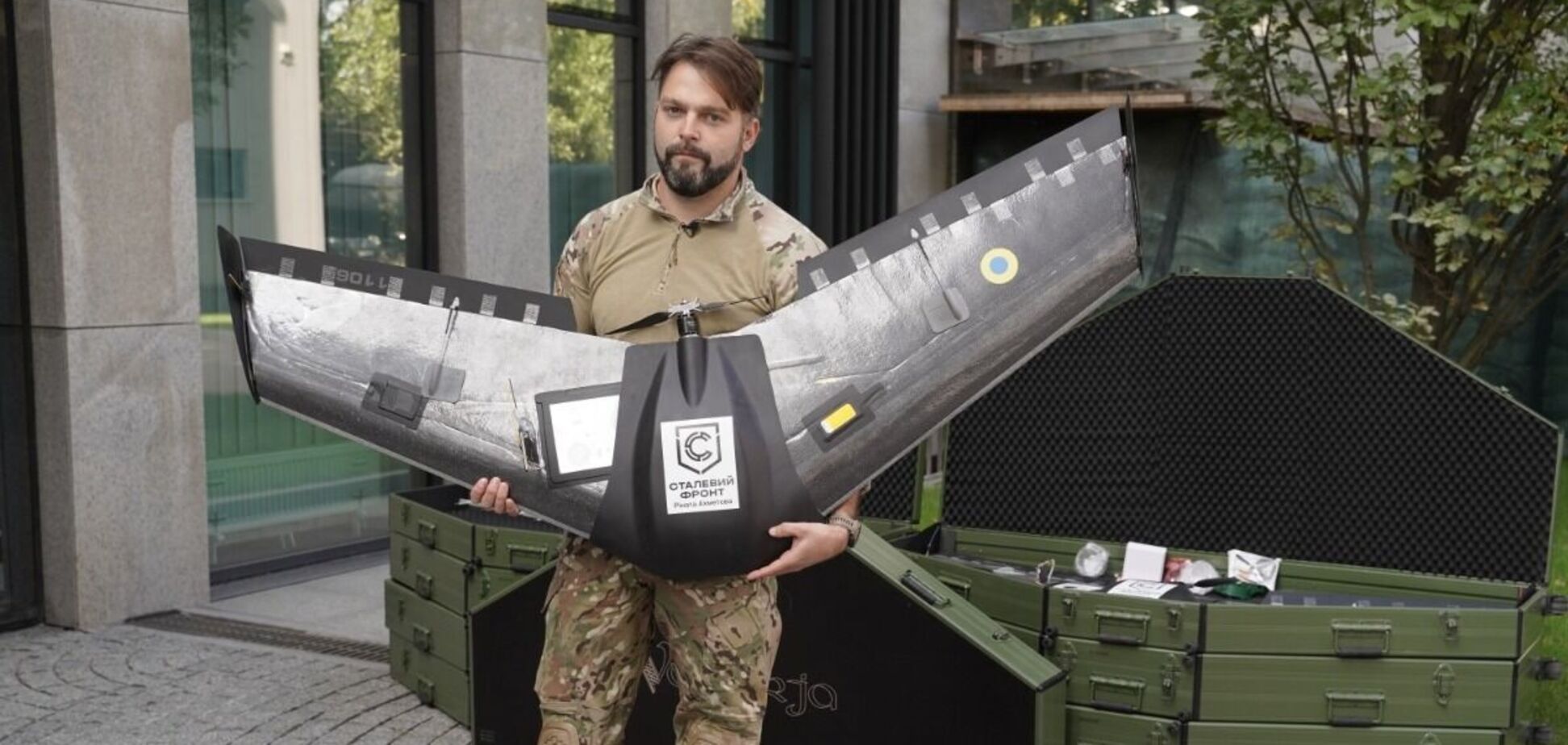 'Мы должны вернуться в Донецк': топменеджер Шахтера получил военную технику от 'Стального фронта' Ахметова