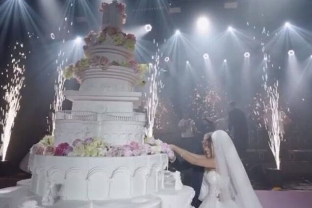 Гуляли два дні: експрокурор та колишня працівниця ДБР влаштували пишне весілля на Львівщині з виступом Полякової, у мережі обурились. Відео