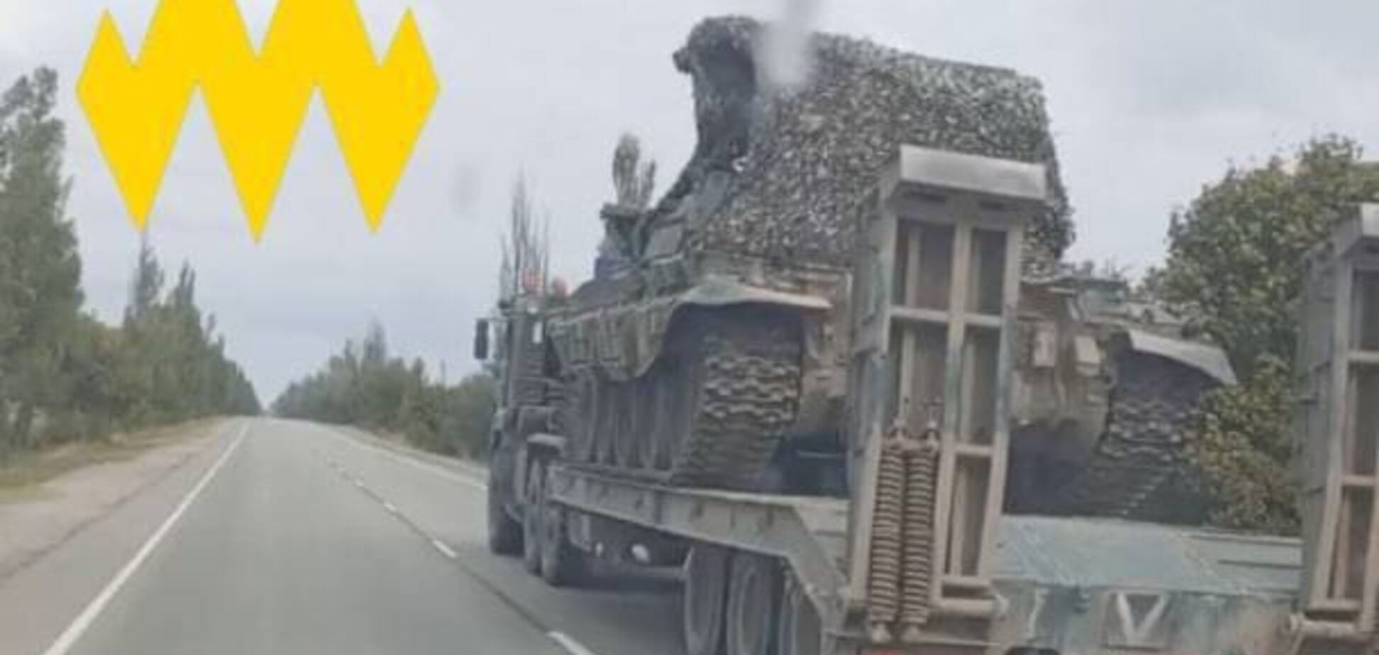 Оккупанты опрокидывают военную технику из Крыма на Херсонщину