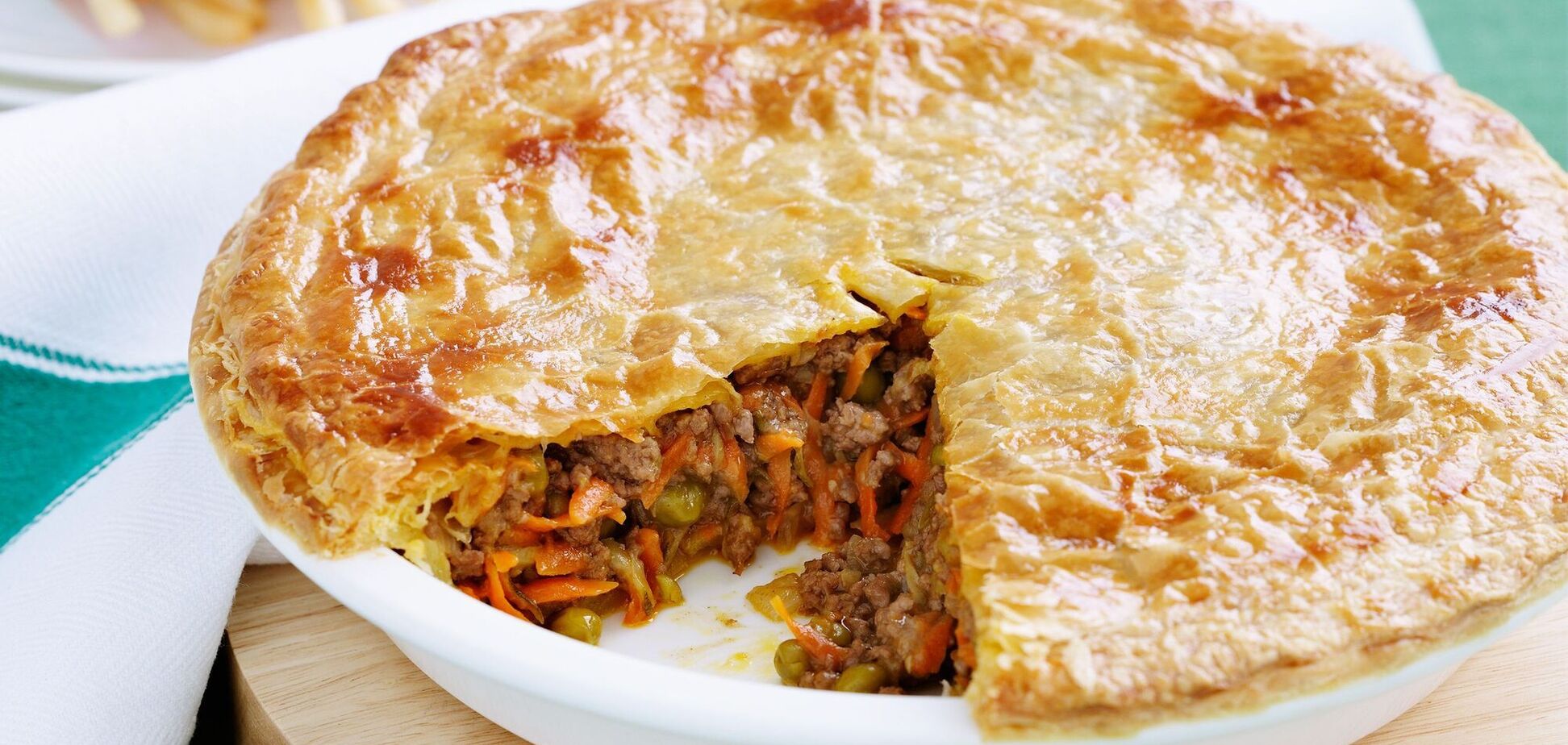 Что приготовить из картофеля и мяса на обед: сытный пирог на скорую руку