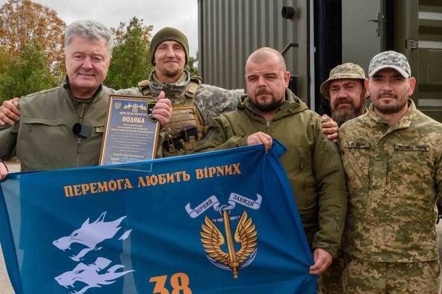 Треба дати ворогу по зубах: Порошенко привіз морпіхам на південний фронт дрони, вантажівки та спорядження