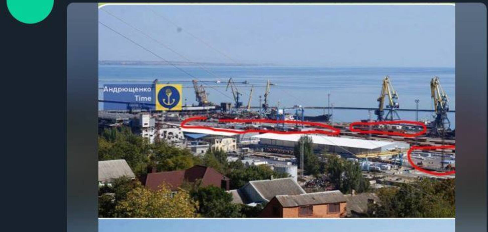 В порту Мариуполя сразу три корабля окупантов нагружают краденой украинской продукцией