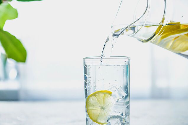 Стоит ли пить воду с лимоном утром: польза и вред популярного напитка