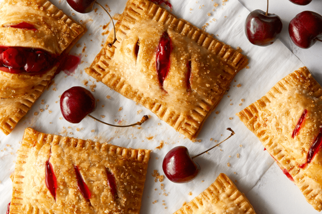 Смажені пиріжки з вишнями, як в McDonald's: випічка, яка тане в роті