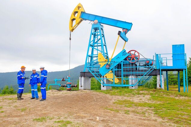 Специалисты 'Укрнафты' и ГСЧС ликвидировали последствия прорыва нефтепровода на западе Украины