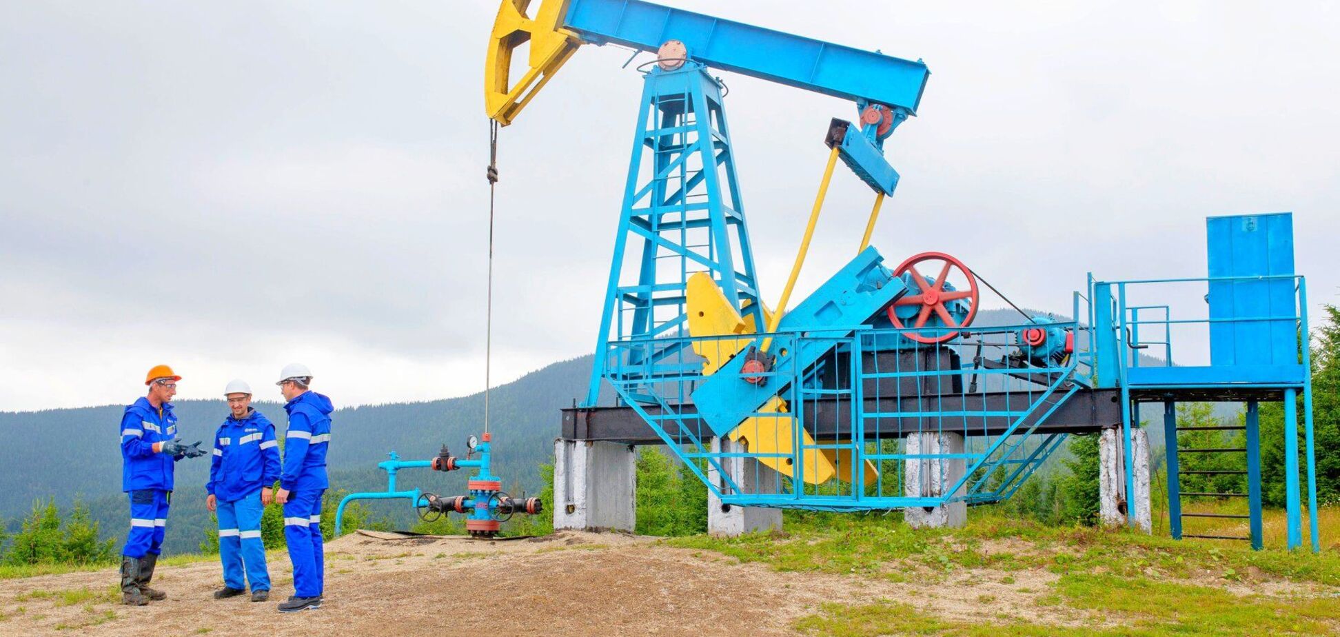 Специалисты 'Укрнафты' и ГСЧС ликвидировали последствия прорыва нефтепровода на западе Украины