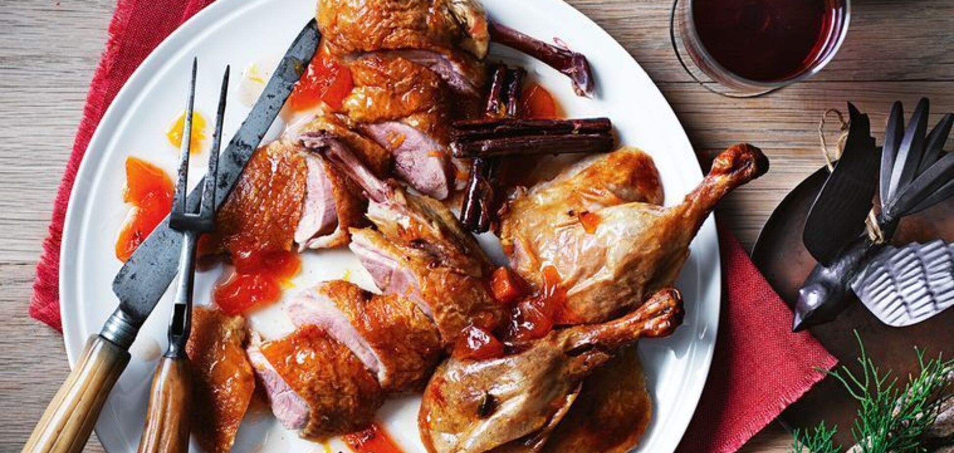 Як приготувати качку зі сливами: м'ясо виходить дуже м'яким та соковитим 