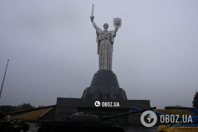 Уся територія біля музею відкрита для відвідувачів