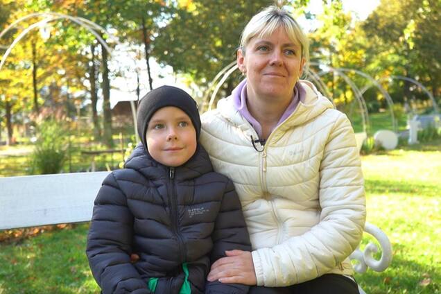 'В ножках сына до сих пор обломки снаряда': раненый 7-летний мальчик из Чернигова прошел курс реабилитации от Фонда Рината Ахметова